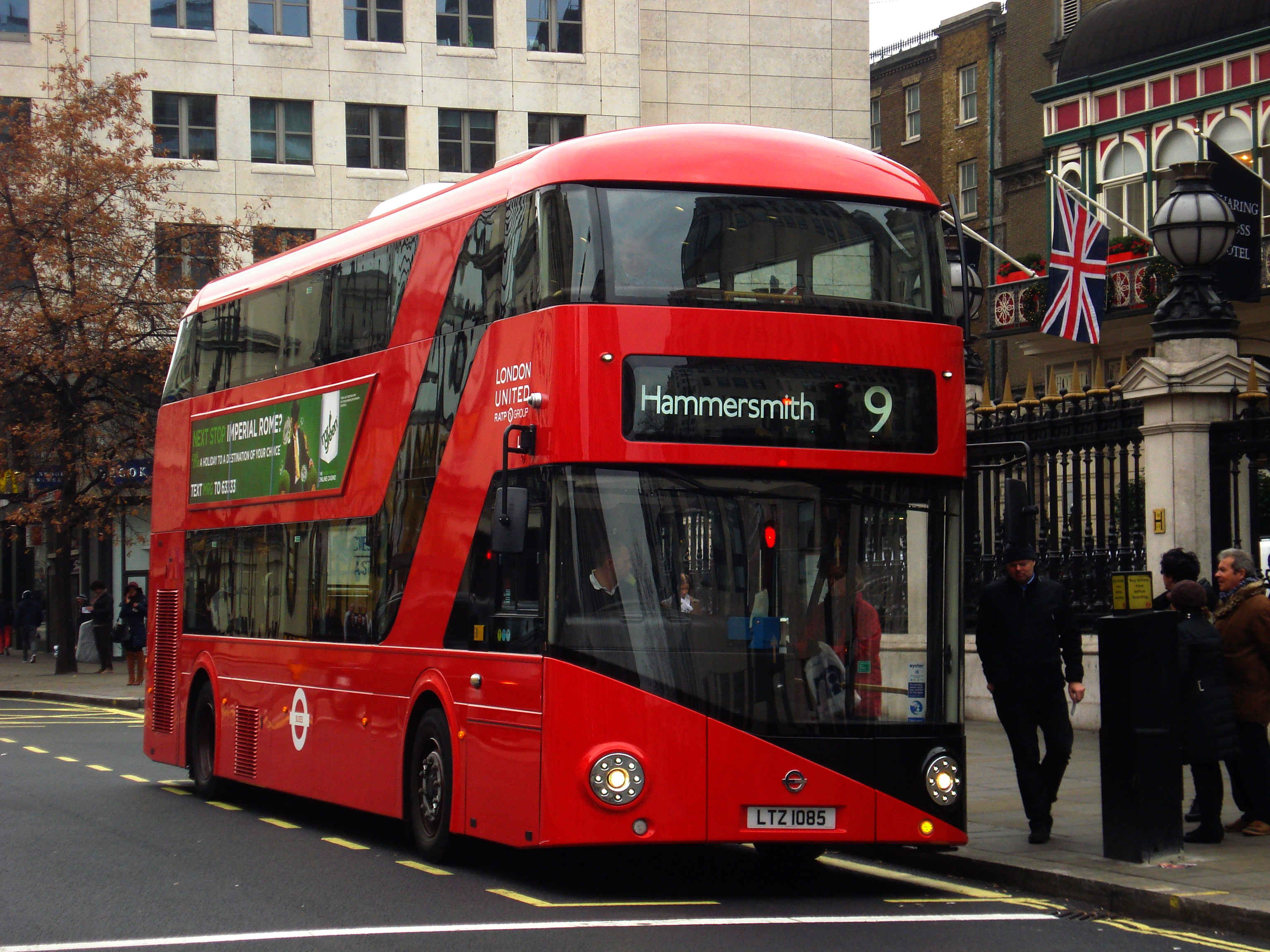 London_United_LT85_on_Route_9,_Charing_Cross