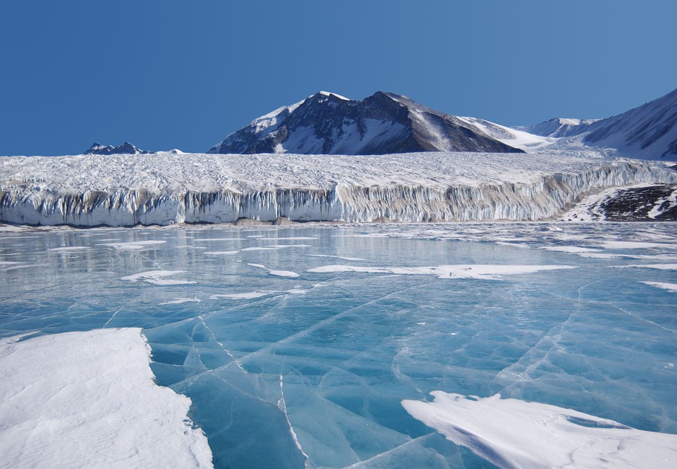 Blue Ice Mountains Lake Antarctica Fryxellsee